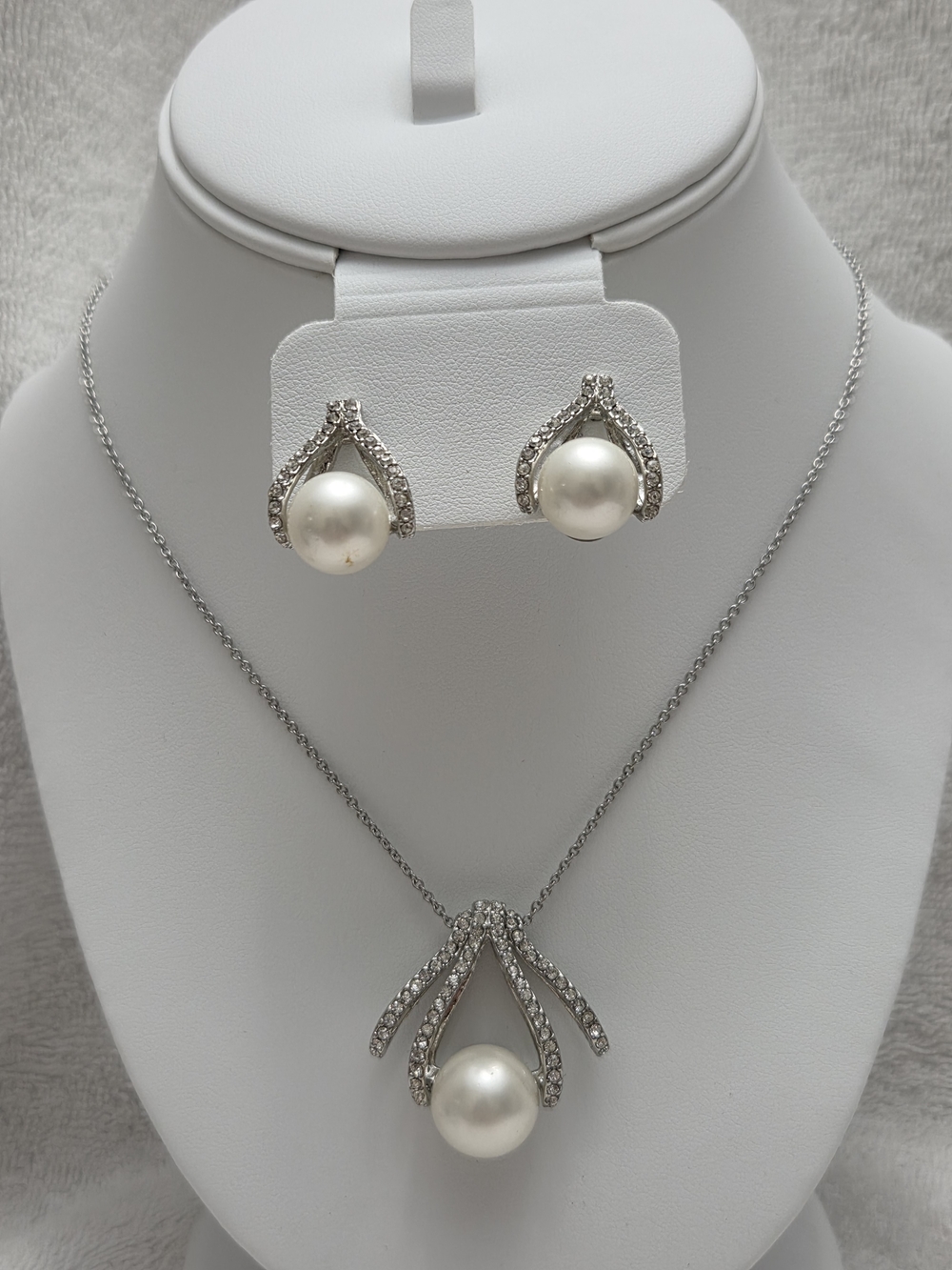 White Shell Pearl Pendant with 20-Inch Chain and Earrings in Silver Tone